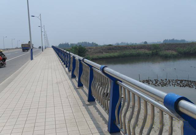 氟碳漆應(yīng)用在護(hù)欄